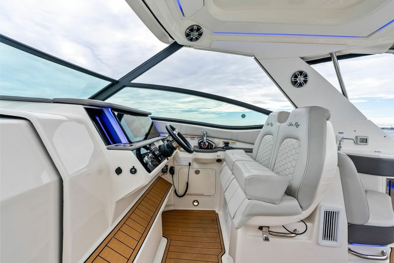 2022 Sea Ray Sundancer 320 Outboard