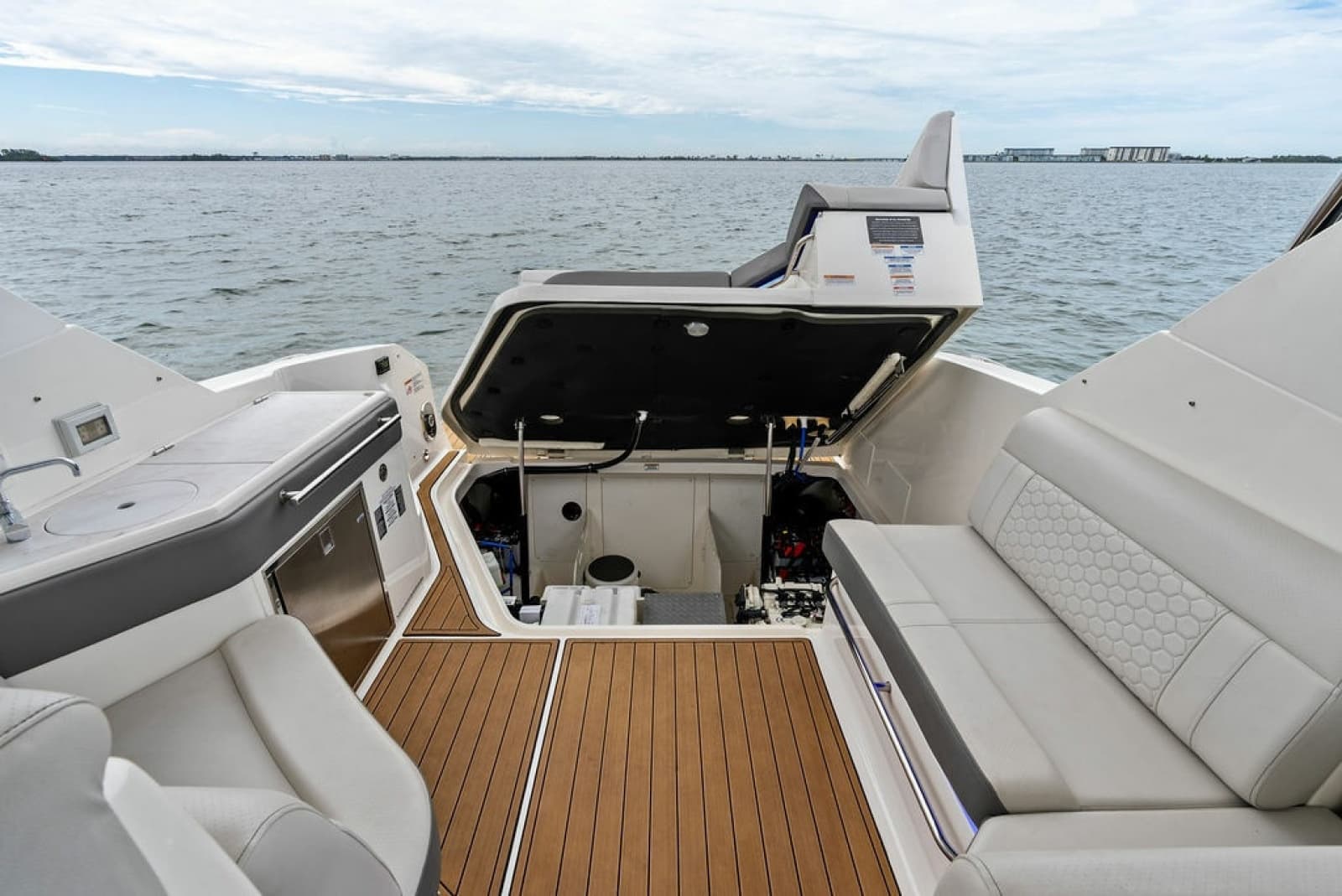 2022 Sea Ray Sundancer 320 Outboard