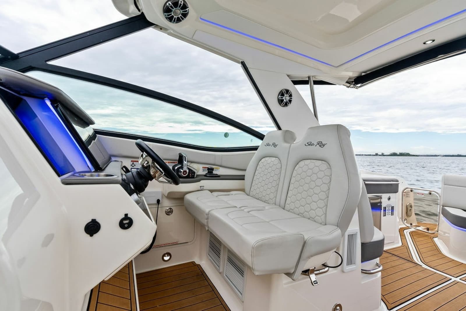 2022 Sea Ray Sundancer 320 Outboard