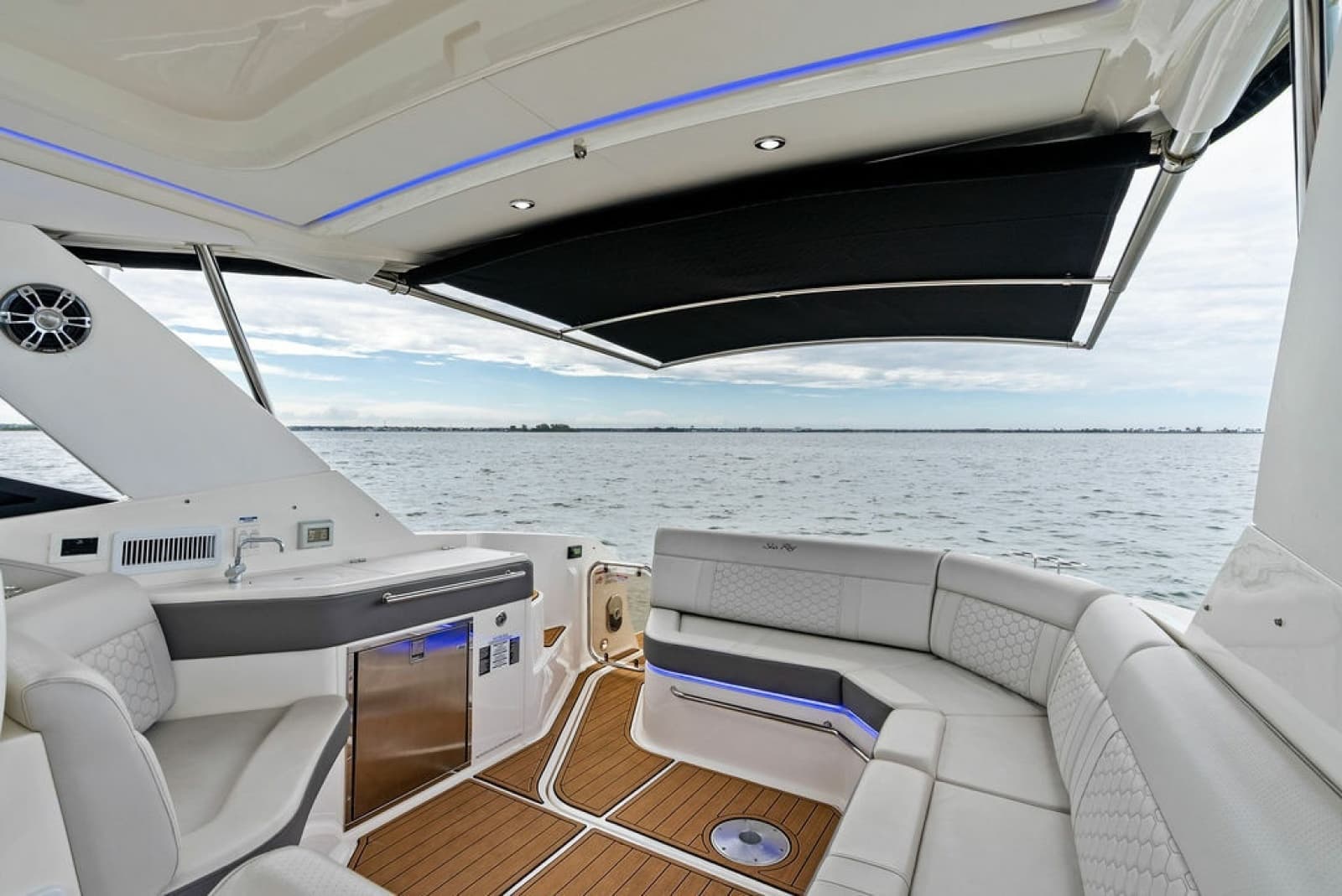 2022 Sea Ray Sundancer 320 Outboard