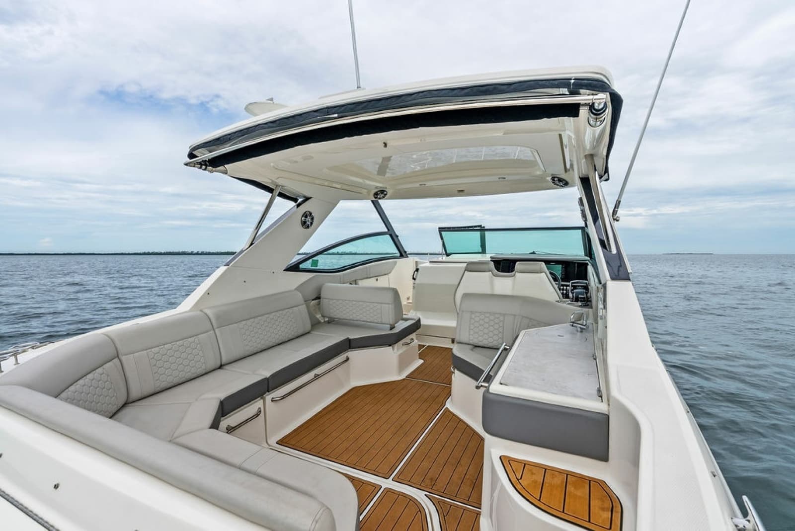 2022 Sea Ray Sundancer 320 Outboard