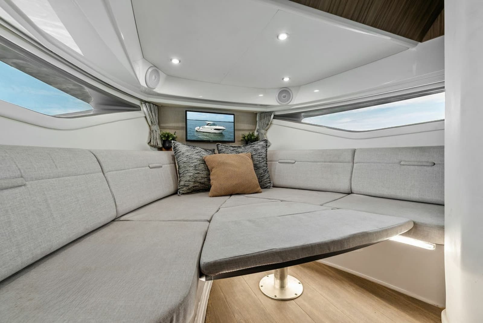 2022 Sea Ray Sundancer 320 Outboard