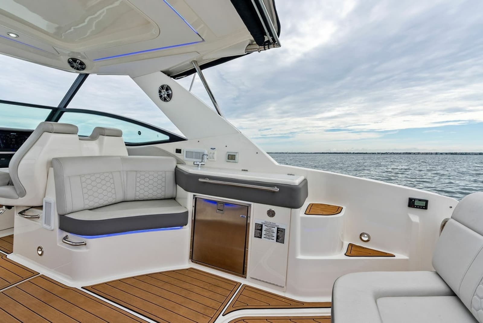 2022 Sea Ray Sundancer 320 Outboard