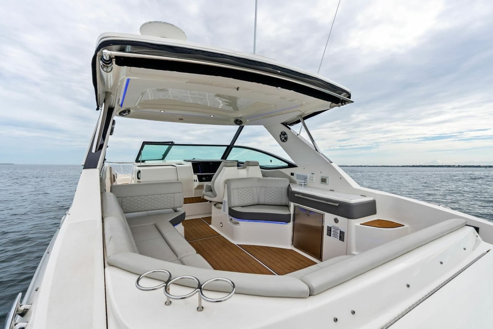 2022 Sea Ray Sundancer 320 Outboard