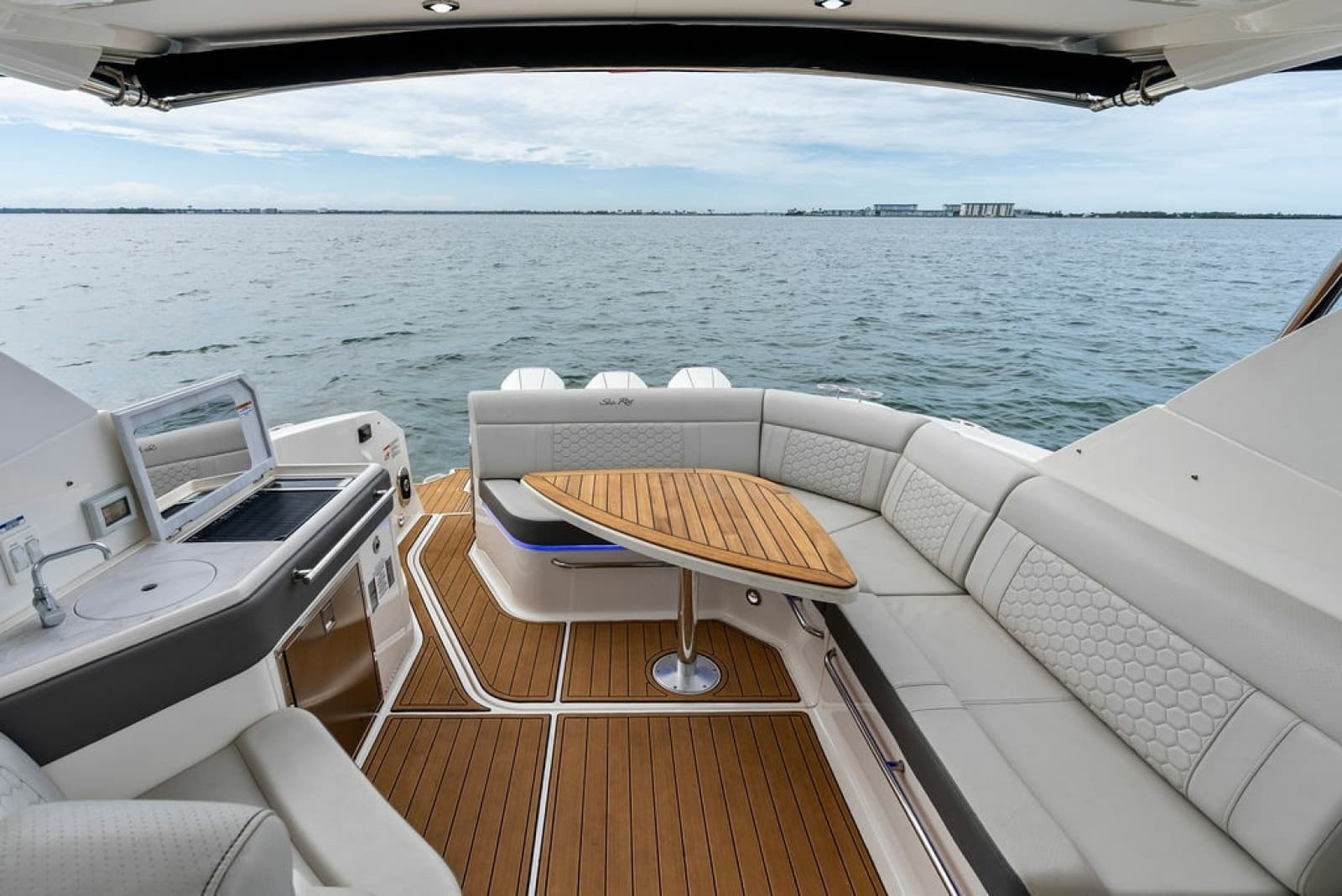 2022 Sea Ray Sundancer 320 Outboard