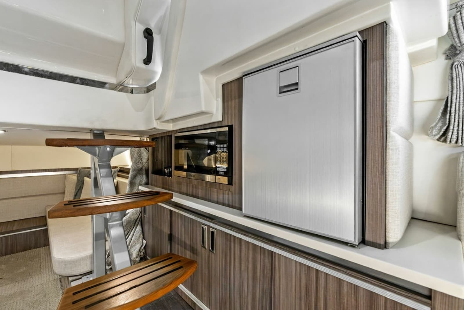 2022 Sea Ray Sundancer 320 Outboard