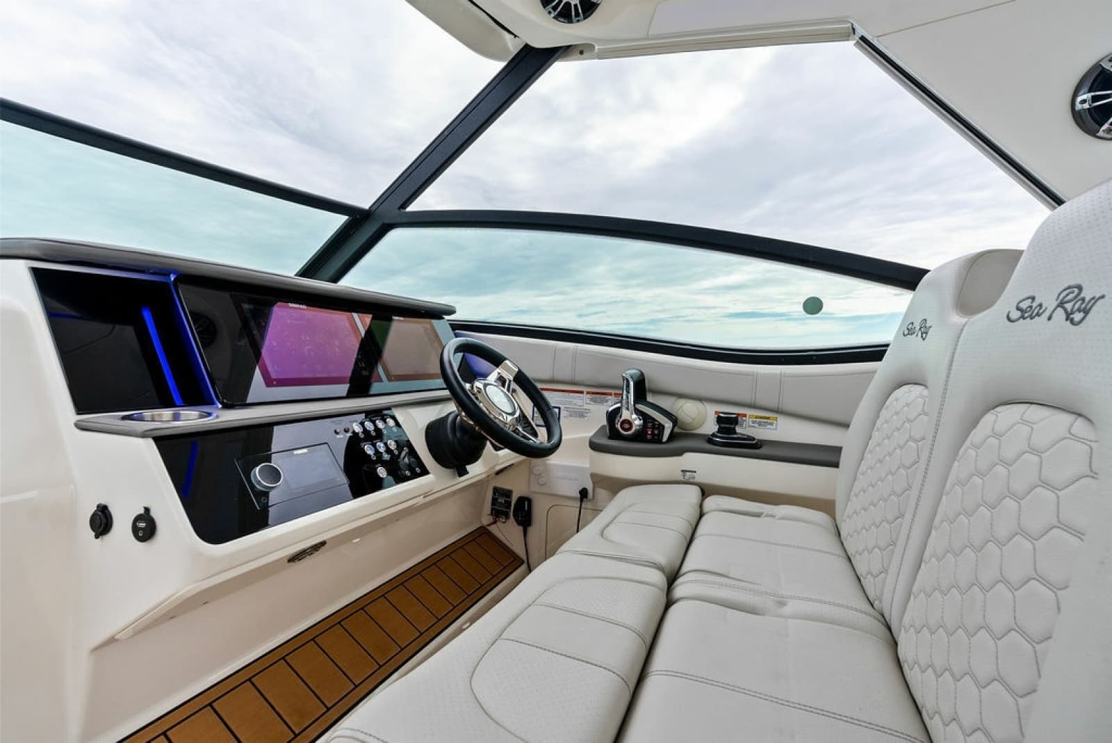 2022 Sea Ray Sundancer 320 Outboard