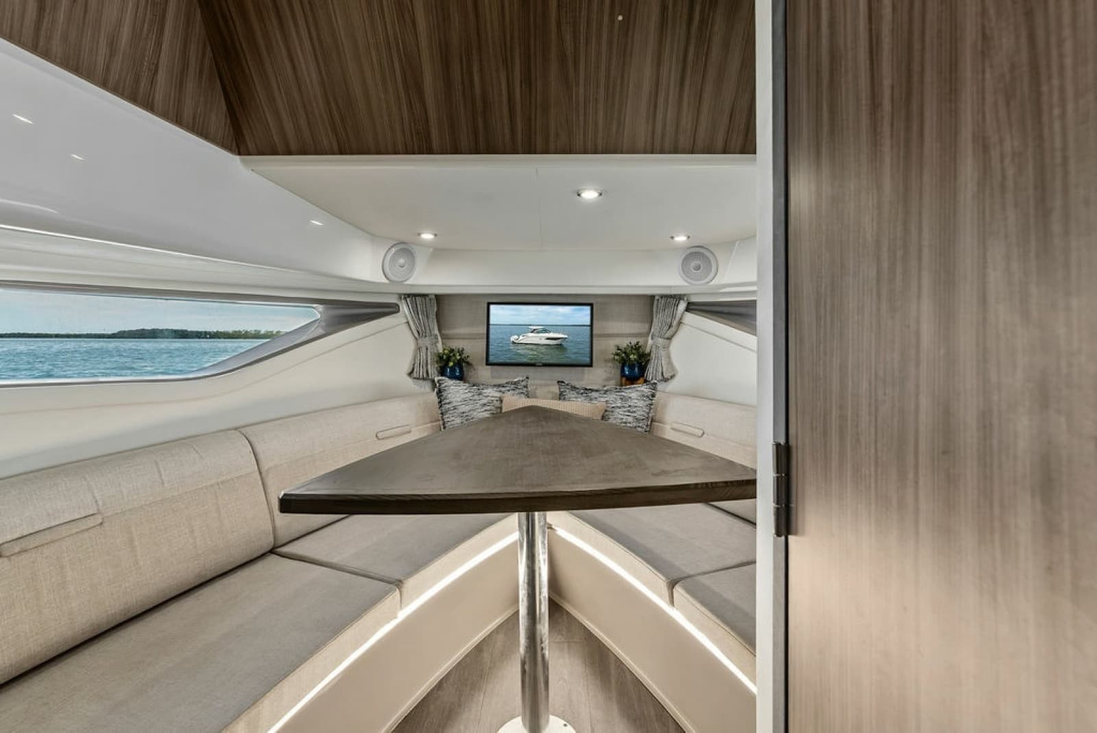 2022 Sea Ray Sundancer 320 Outboard