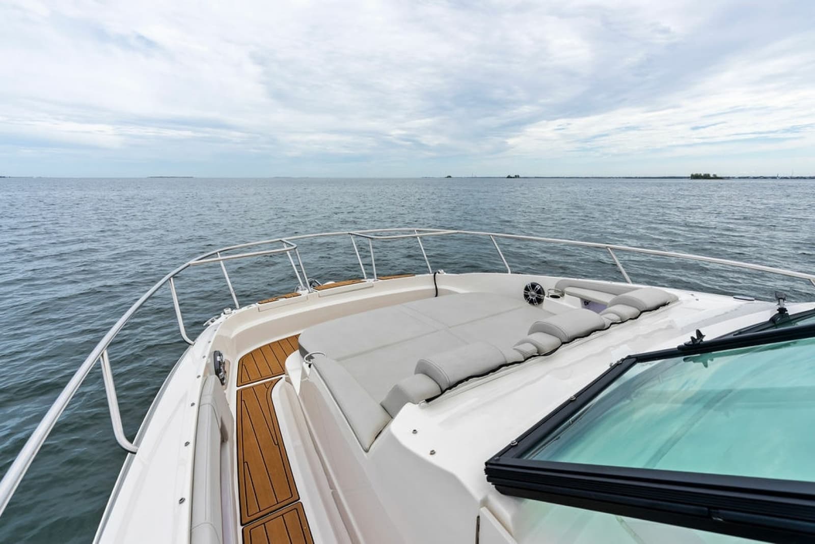 2022 Sea Ray Sundancer 320 Outboard