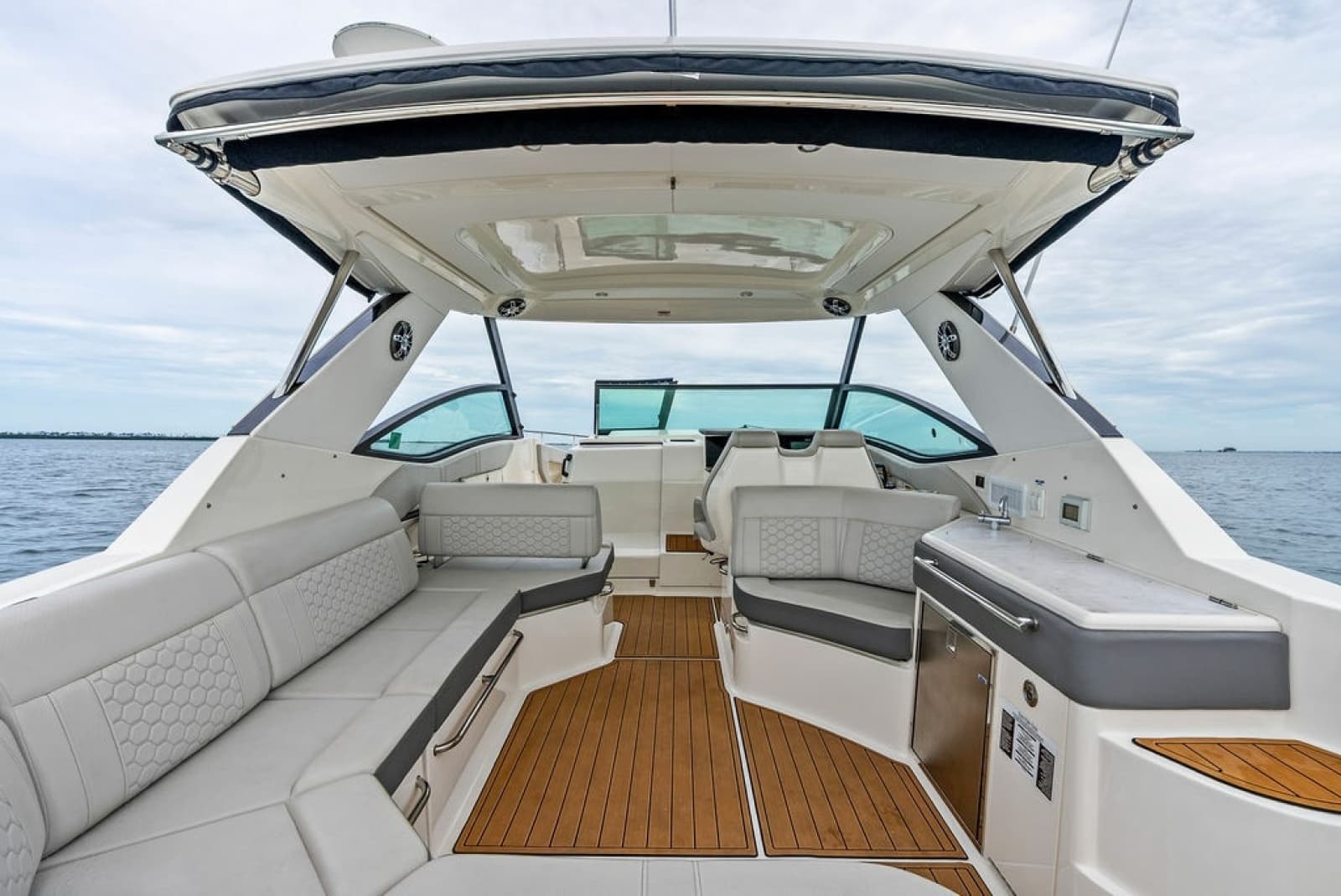 2022 Sea Ray Sundancer 320 Outboard