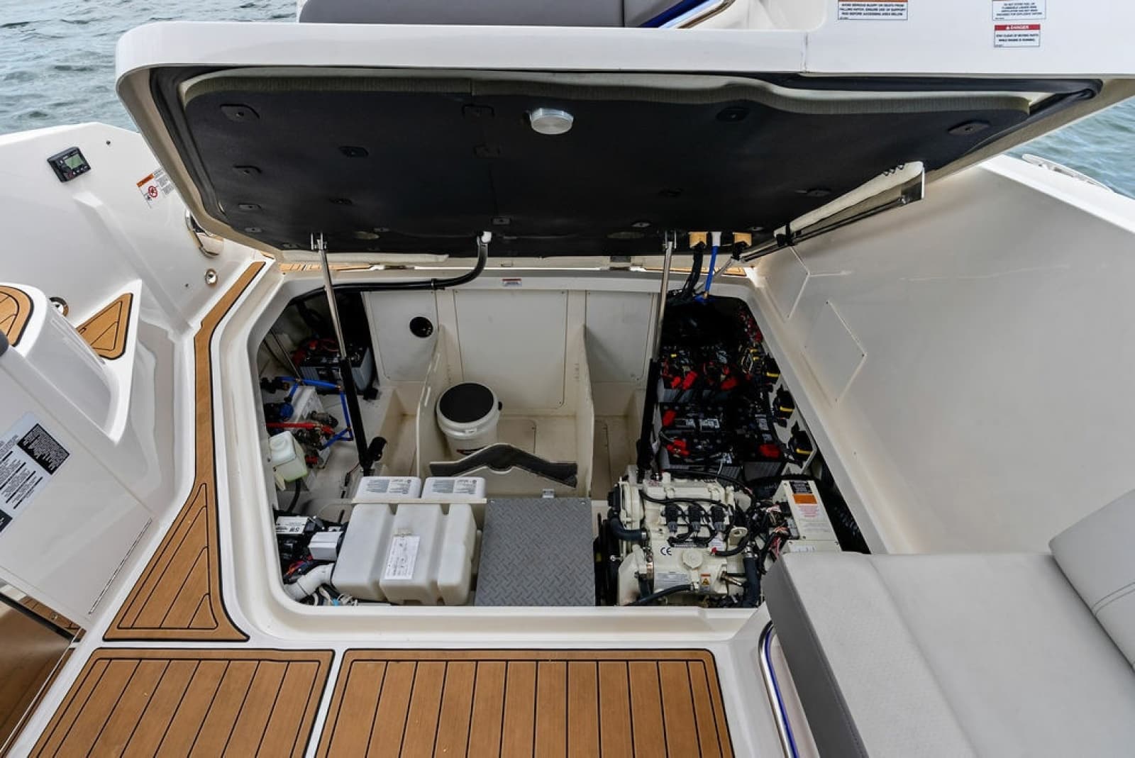 2022 Sea Ray Sundancer 320 Outboard