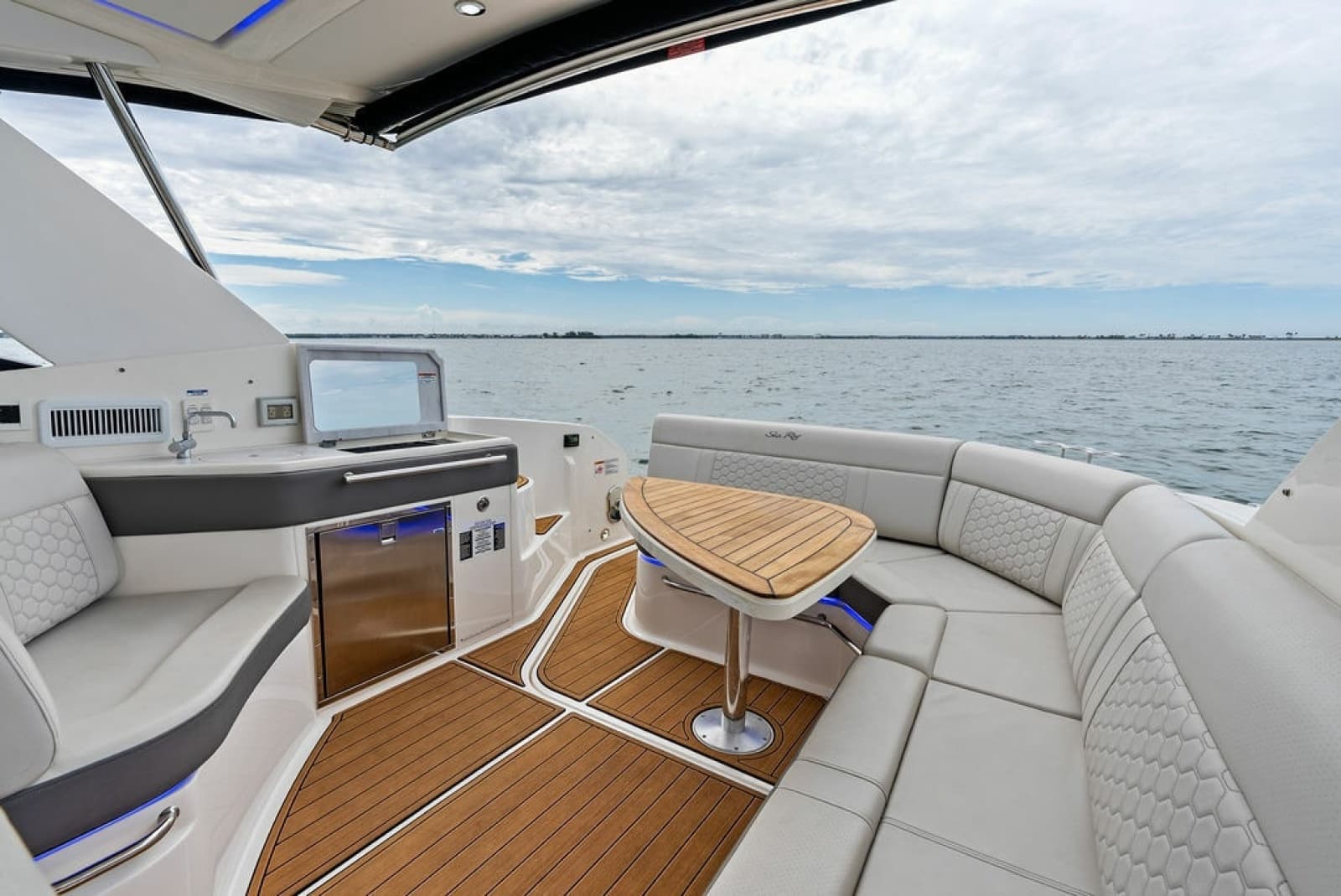 2022 Sea Ray Sundancer 320 Outboard