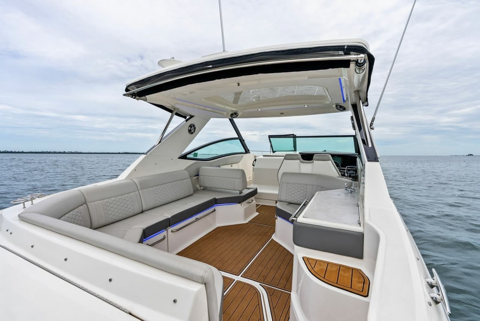 2022 Sea Ray Sundancer 320 Outboard