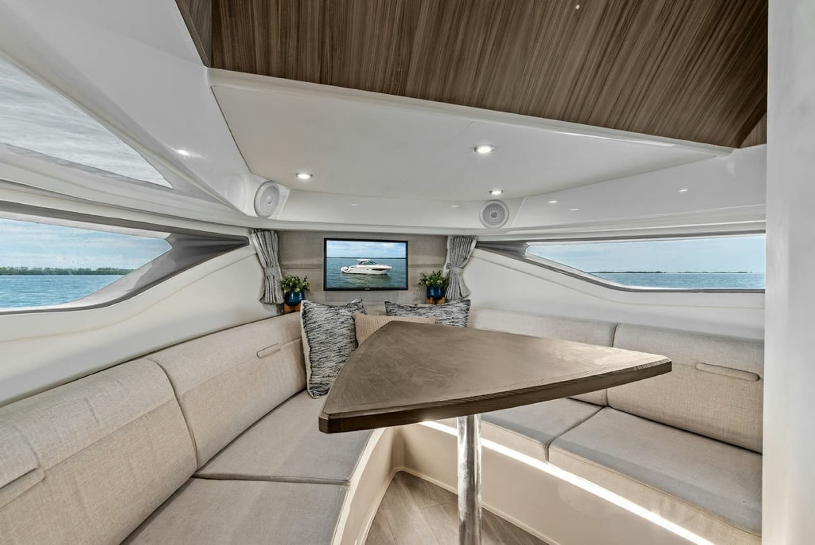 2022 Sea Ray Sundancer 320 Outboard
