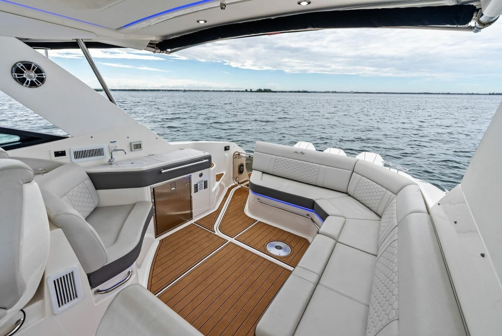 2022 Sea Ray Sundancer 320 Outboard