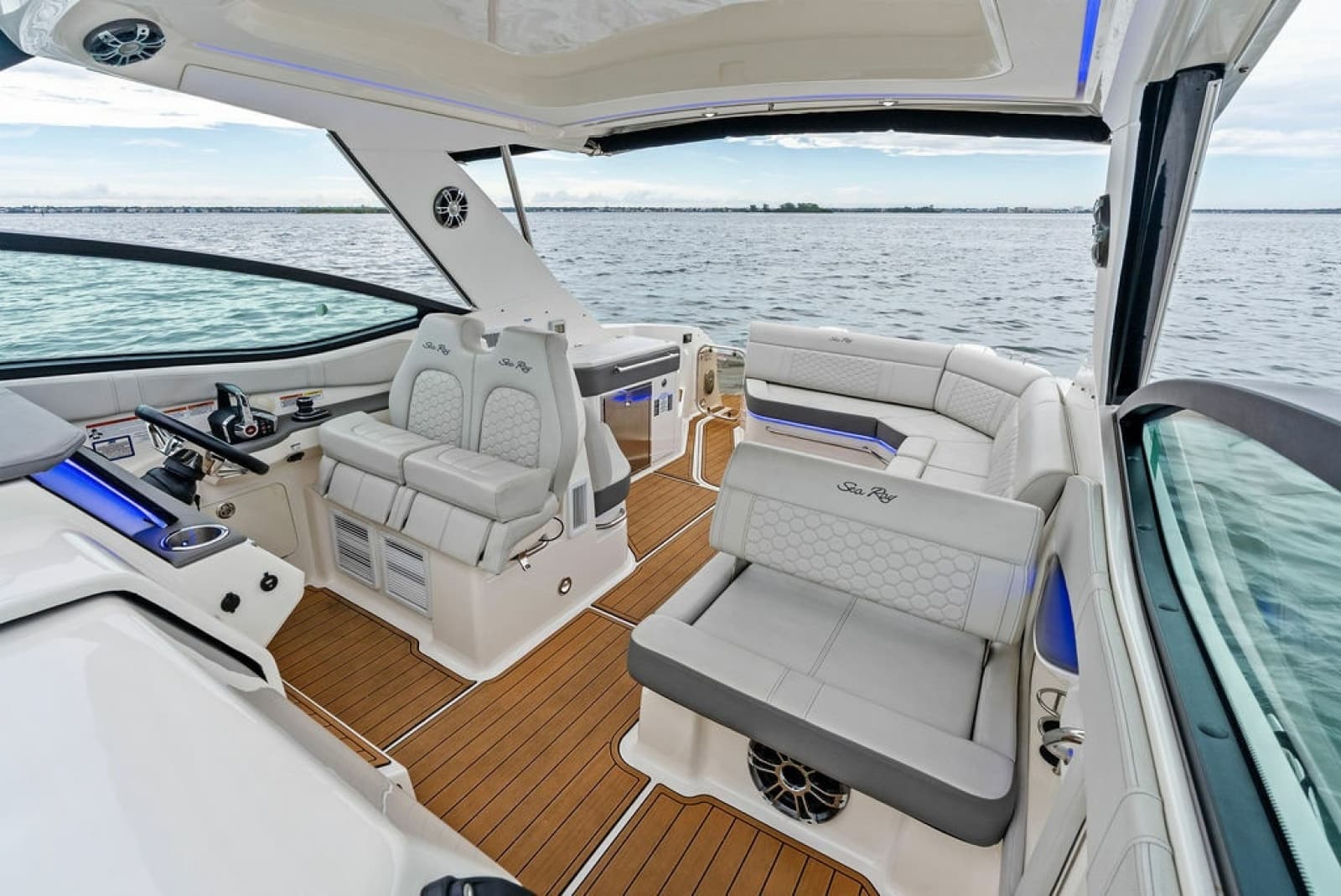 2022 Sea Ray Sundancer 320 Outboard