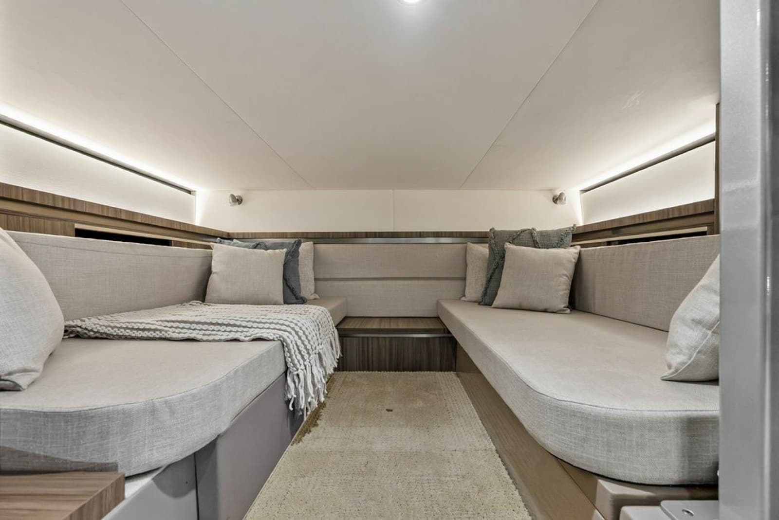 2022 Sea Ray Sundancer 320 Outboard