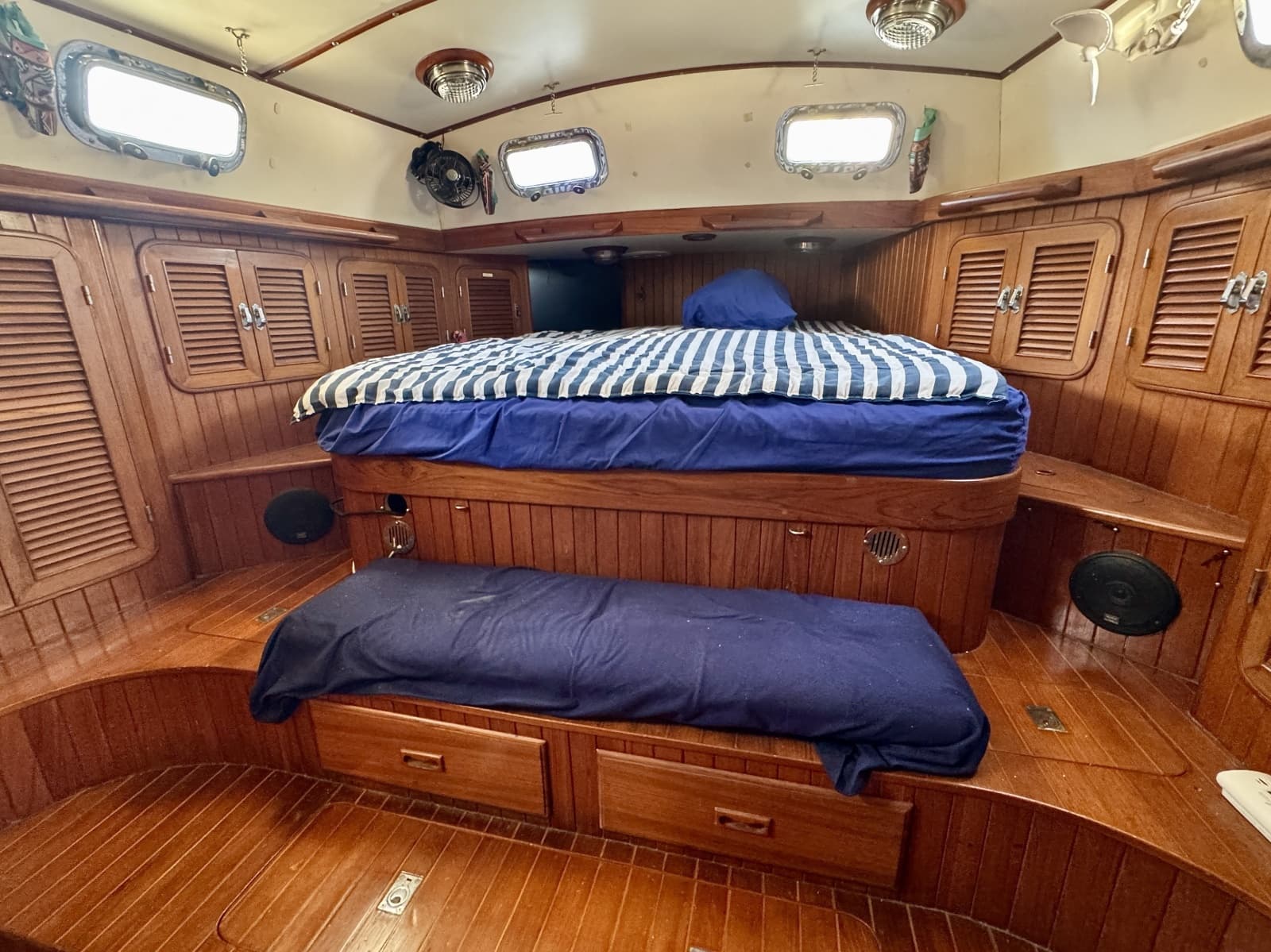 1990 Passport Royal Passport 49