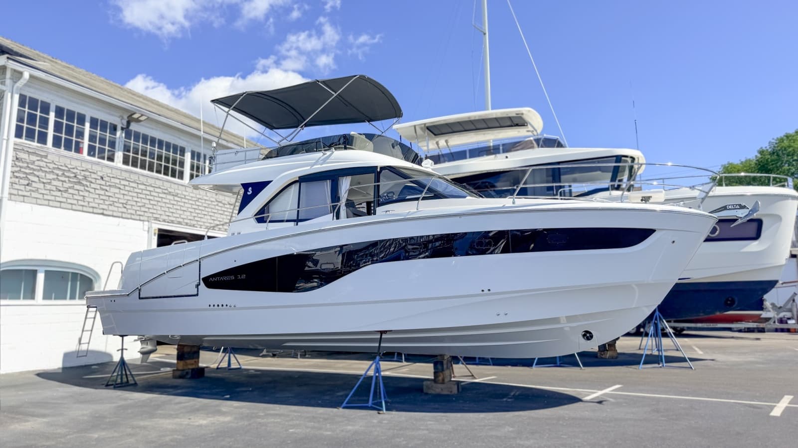 2027 Beneteau Antares 12 Fly