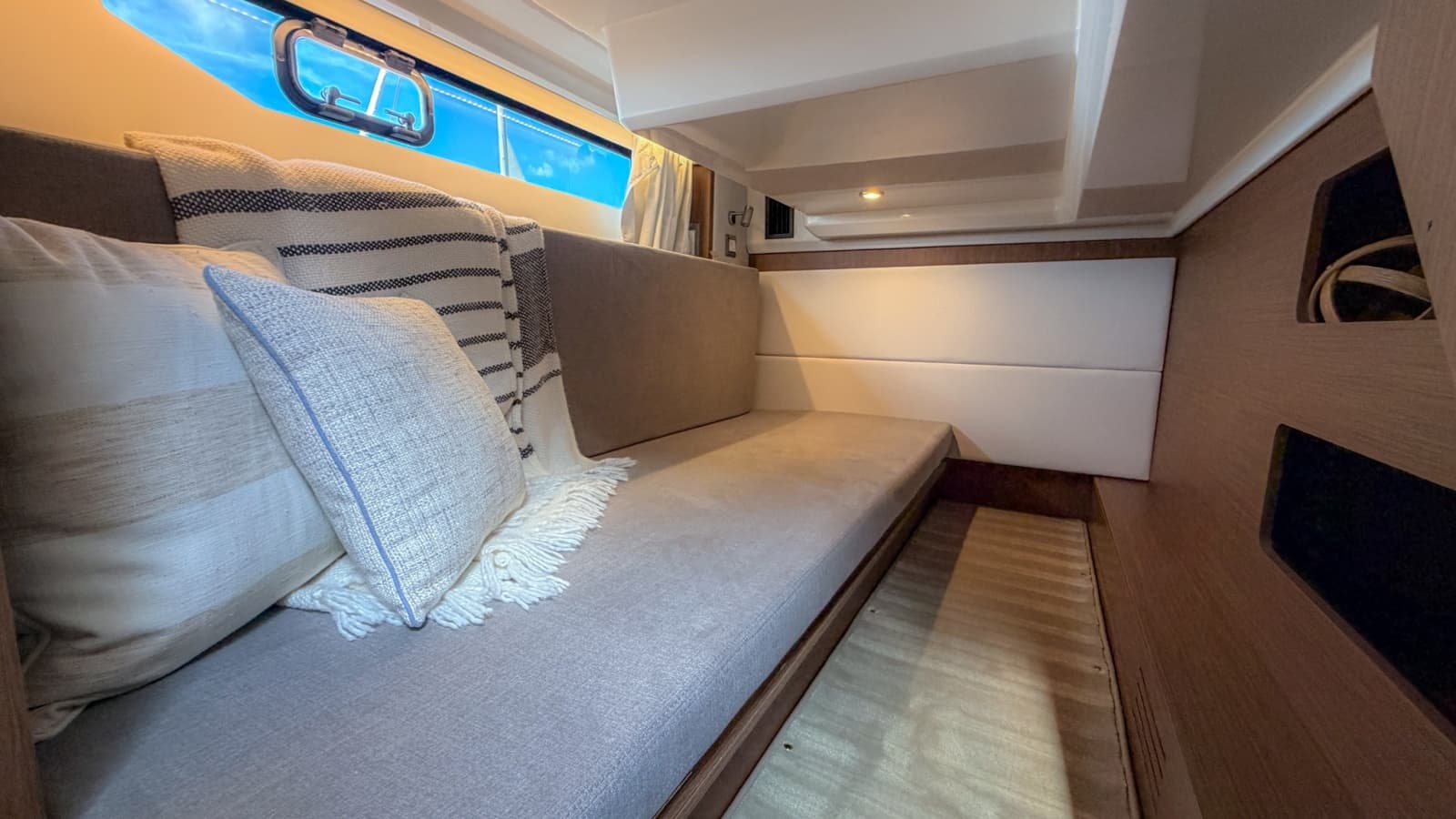 2027 Beneteau Antares 12 Fly