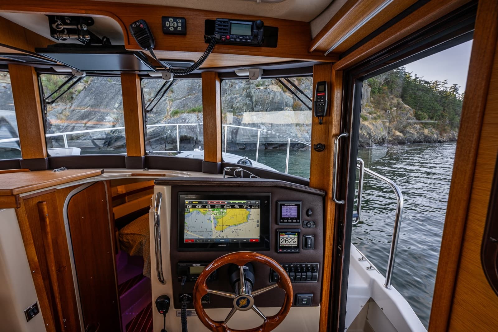2016 Ranger Tugs R-31 CB