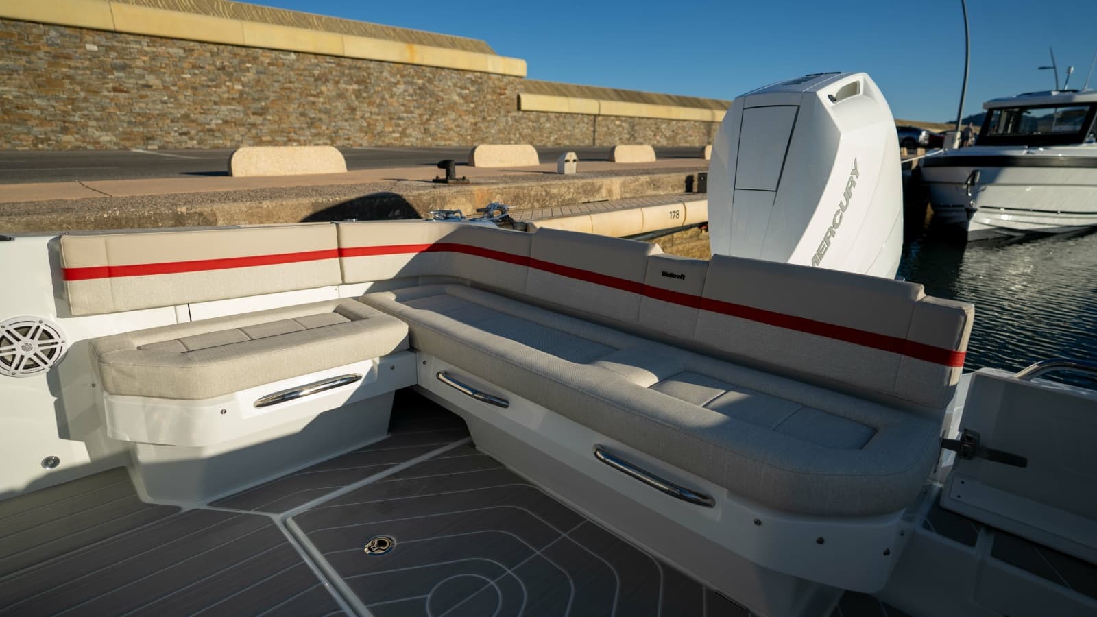 2027 Wellcraft 28 T-Top