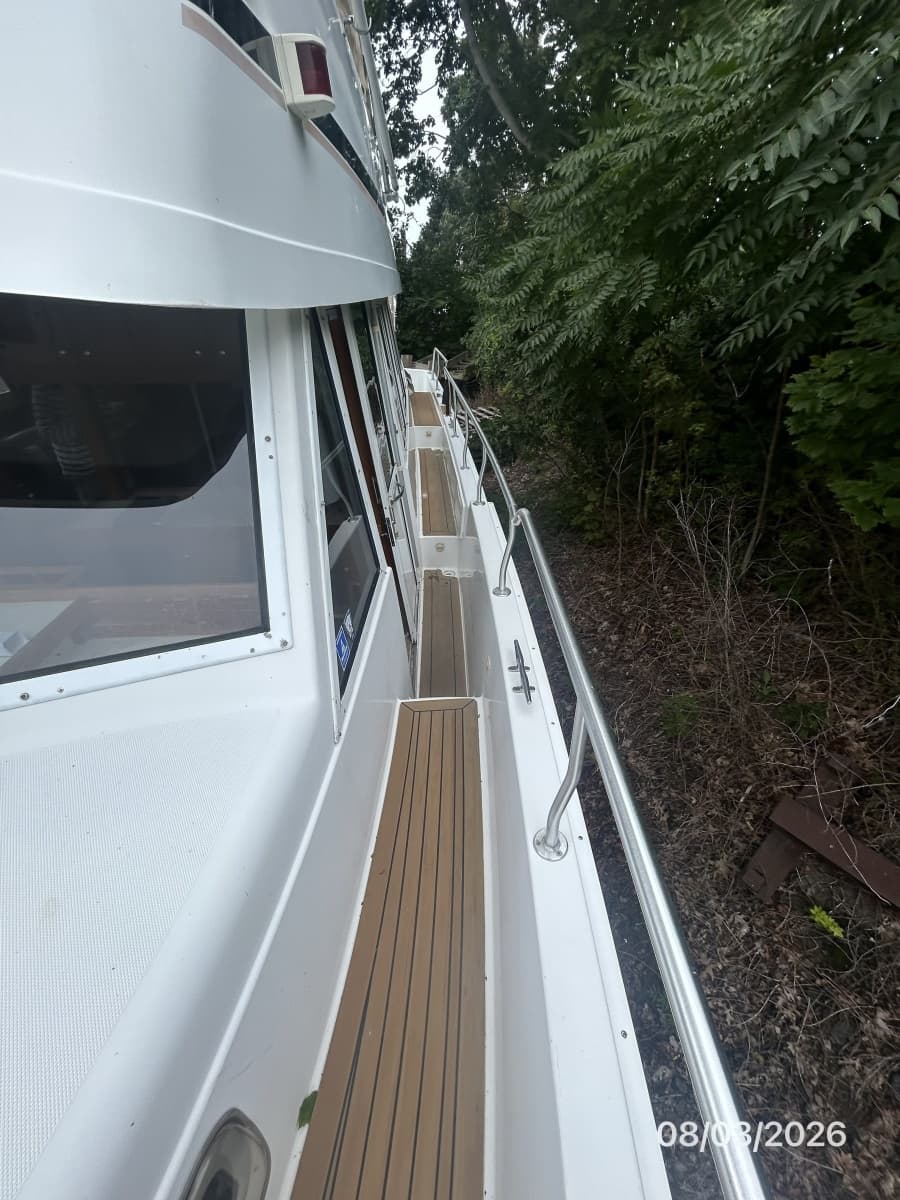 43' Mainship port side deck1