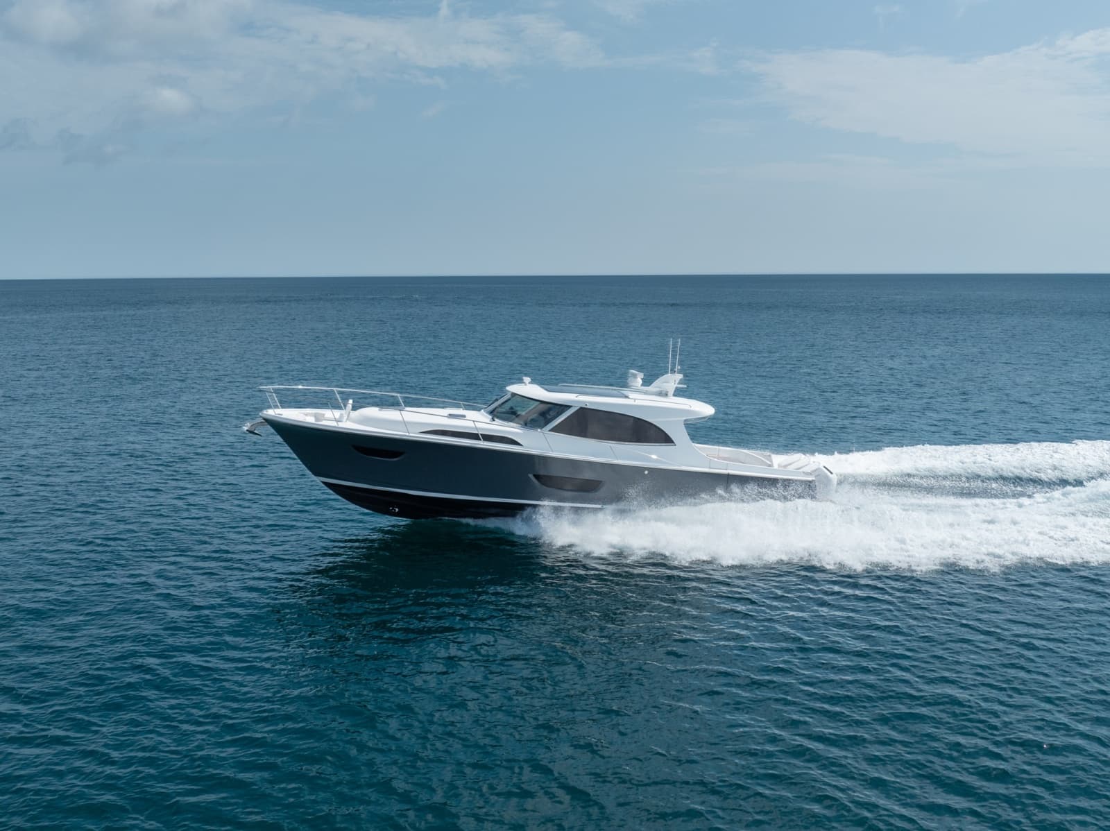 Eclipse 50 - STINGRAY GRAY - Exterior Profile