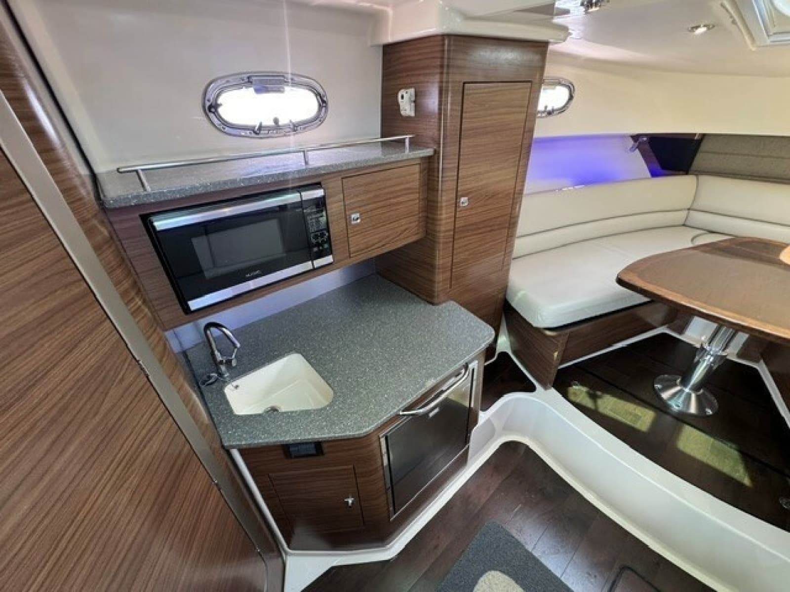 2016 Boston Whaler Conquest