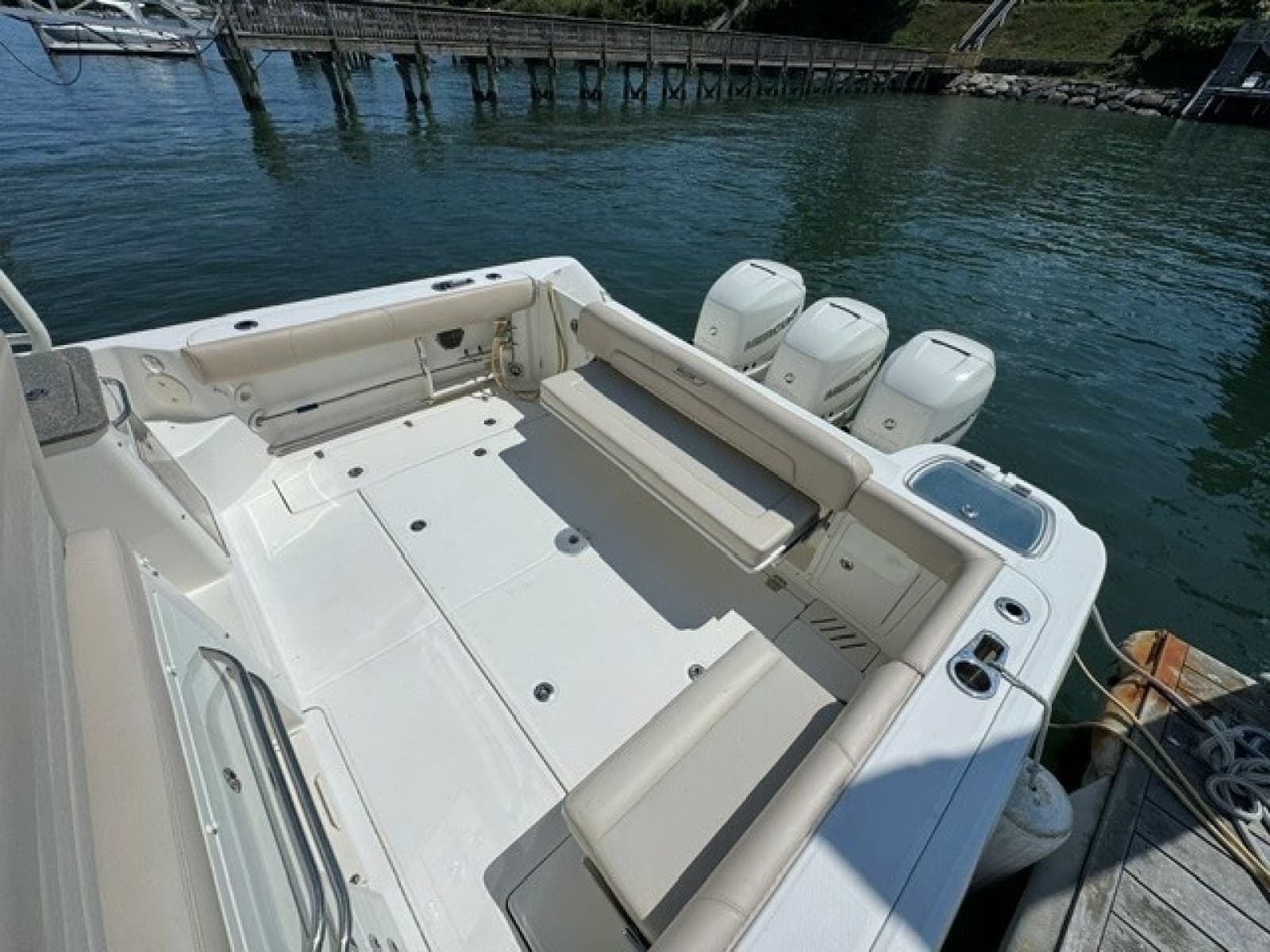 2016 Boston Whaler Conquest