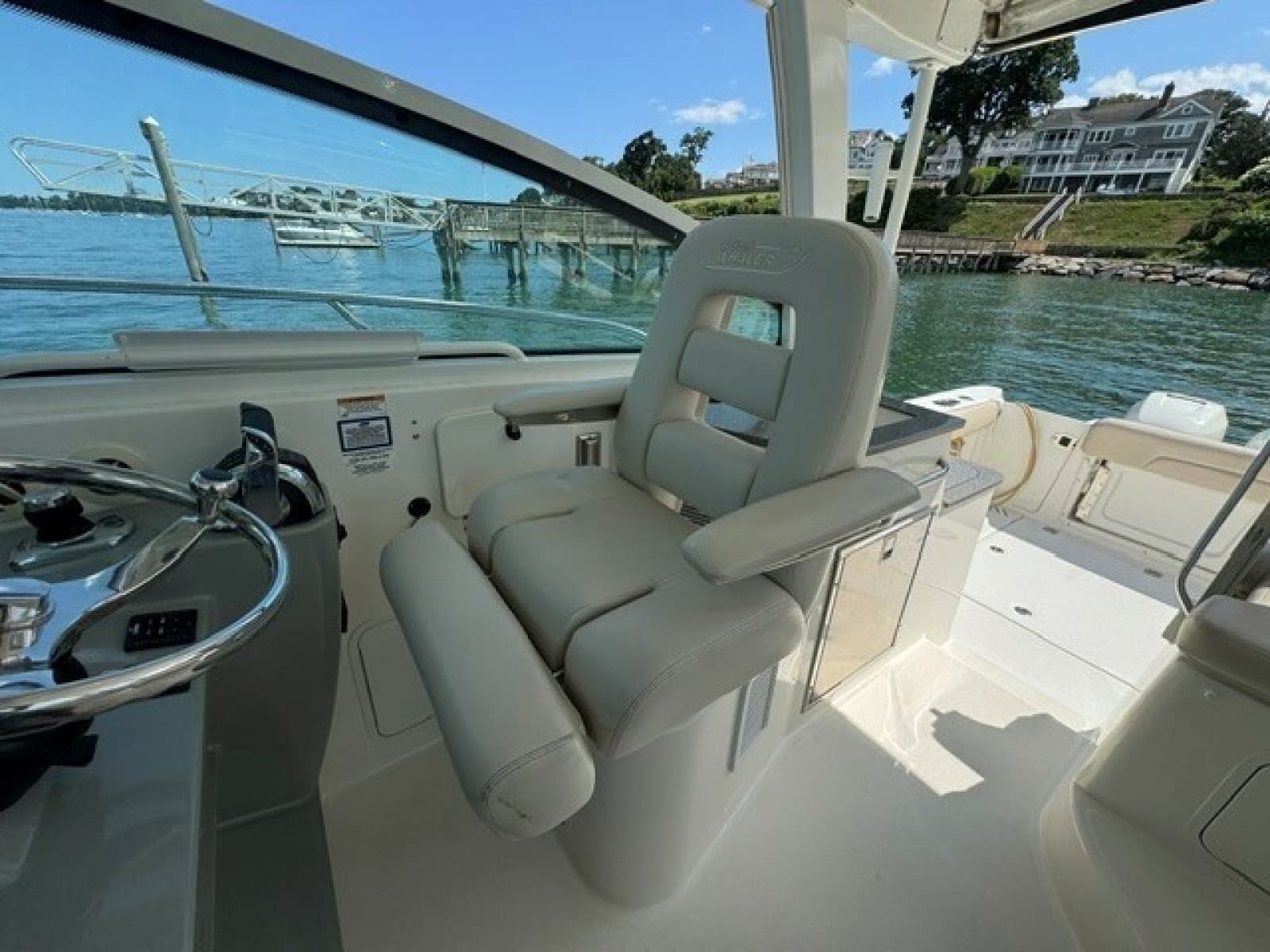 2016 Boston Whaler Conquest