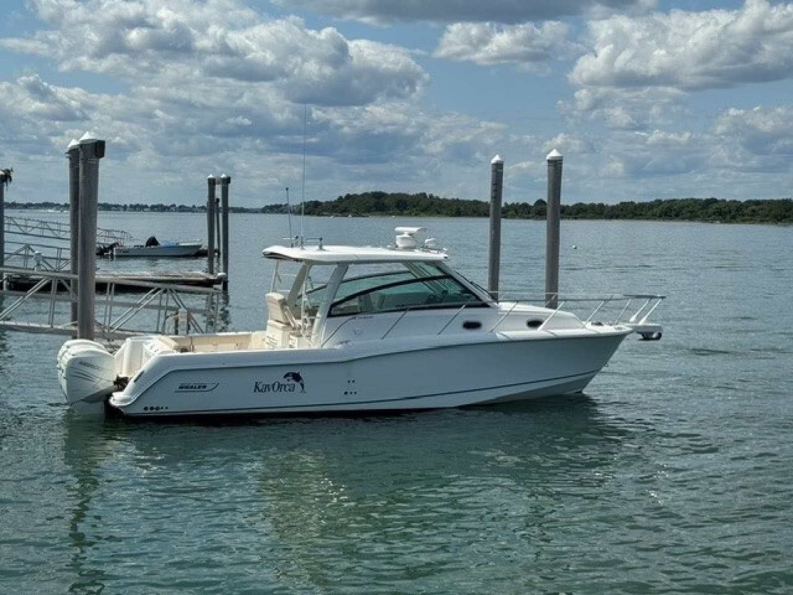 2016 Boston Whaler Conquest