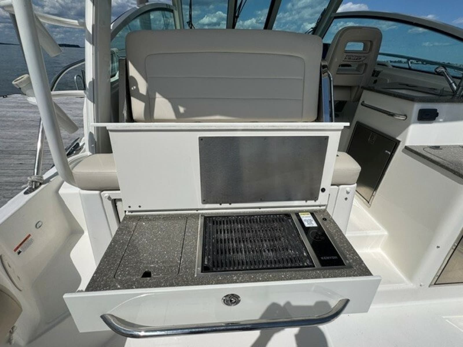 2016 Boston Whaler Conquest