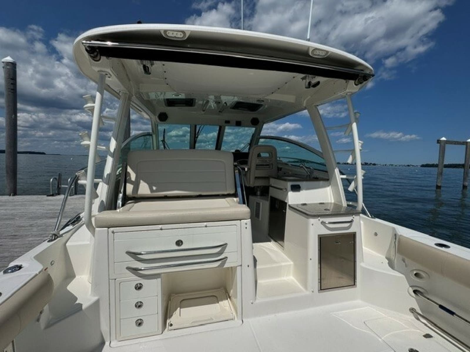 2016 Boston Whaler Conquest