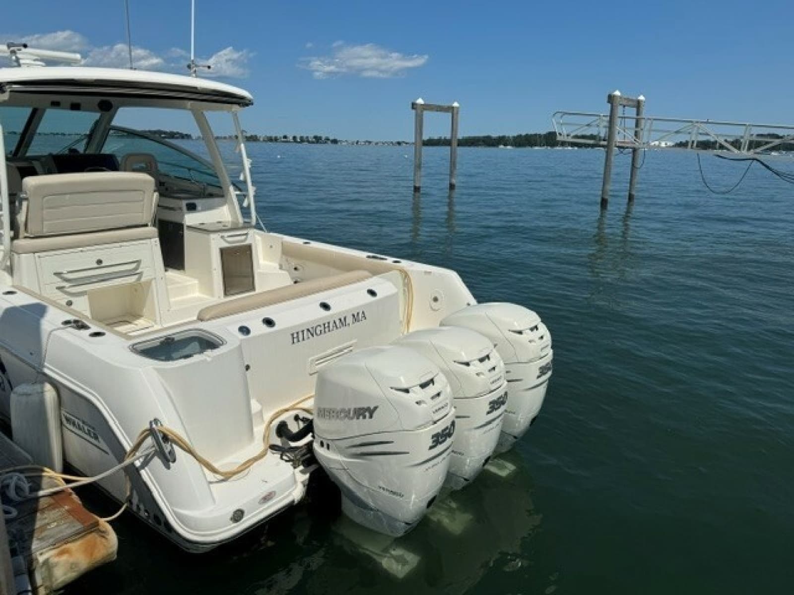 2016 Boston Whaler Conquest