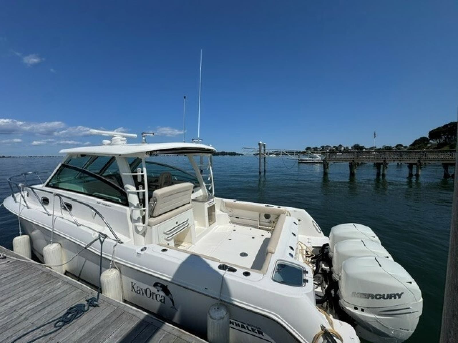 2016 Boston Whaler Conquest