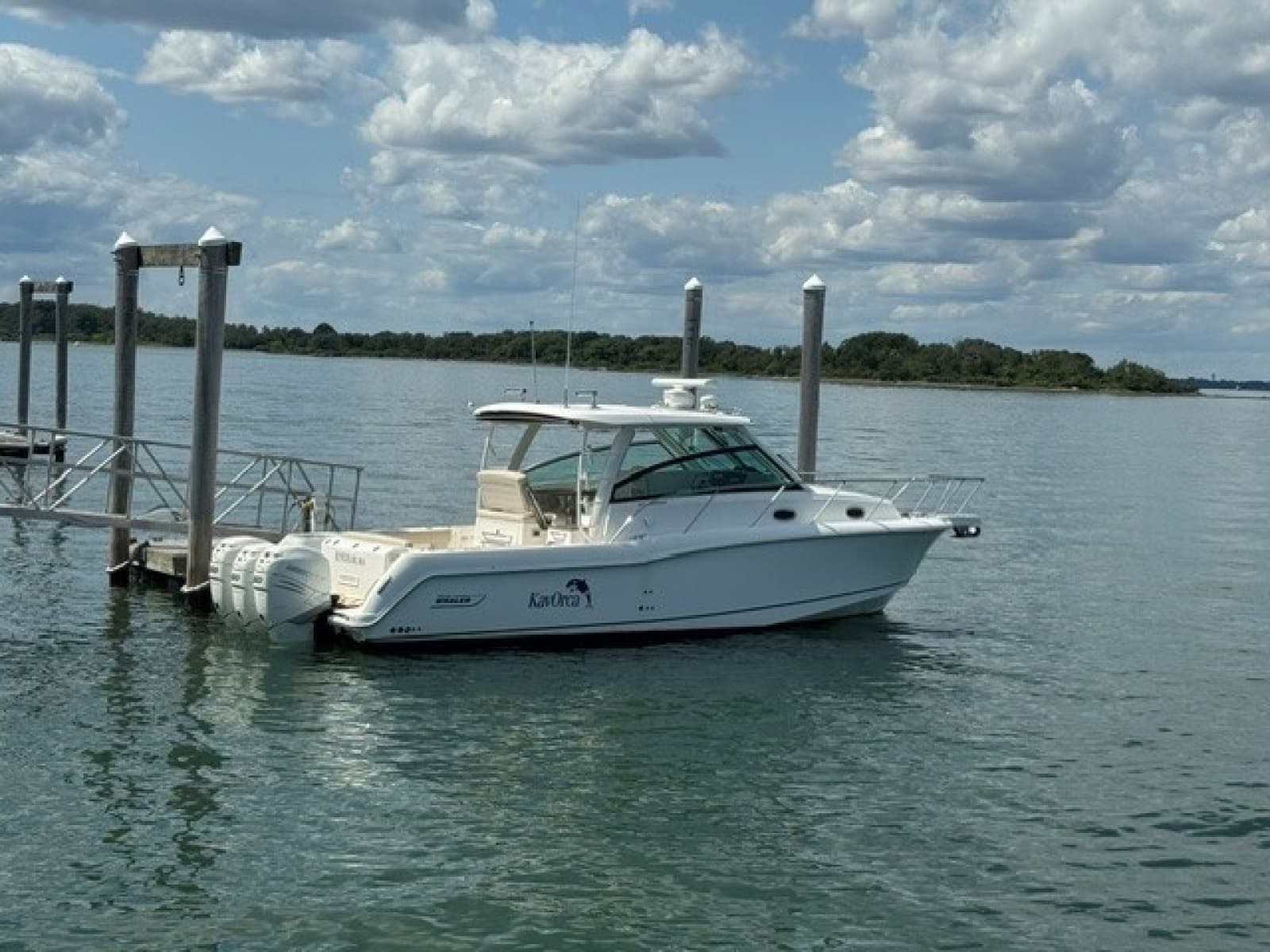 2016 Boston Whaler Conquest