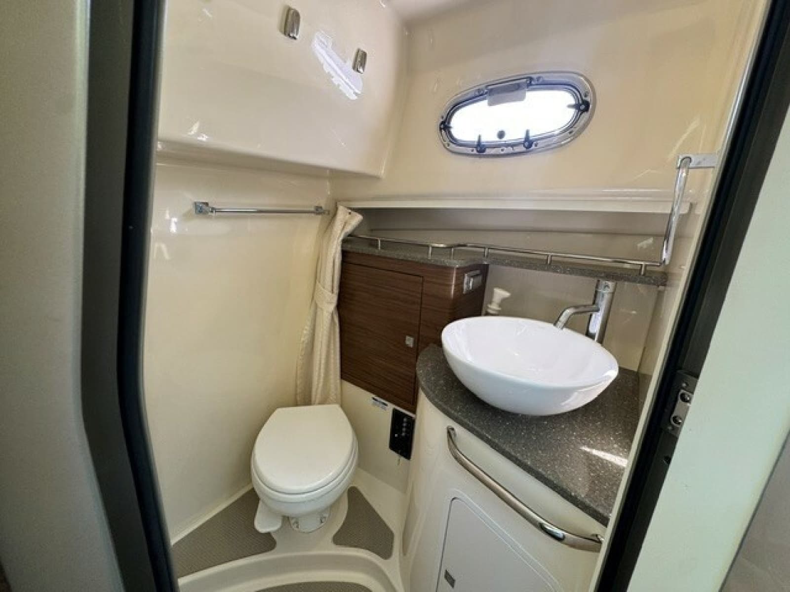 2016 Boston Whaler Conquest