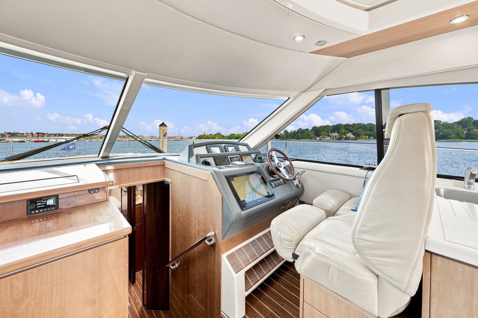 2009 Riviera 4700 Sport Yacht
