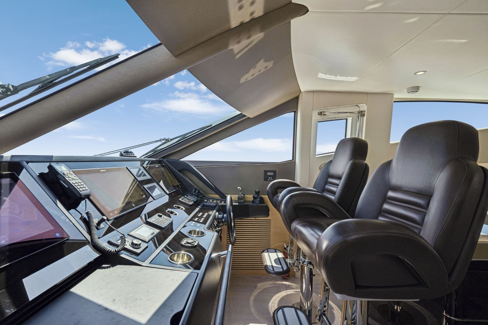 2017 Sunseeker 75 Yacht