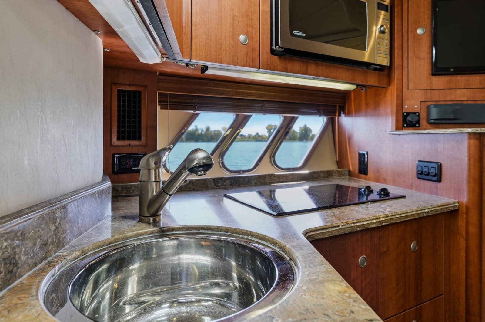 2010 Cruisers Yachts 360 Express