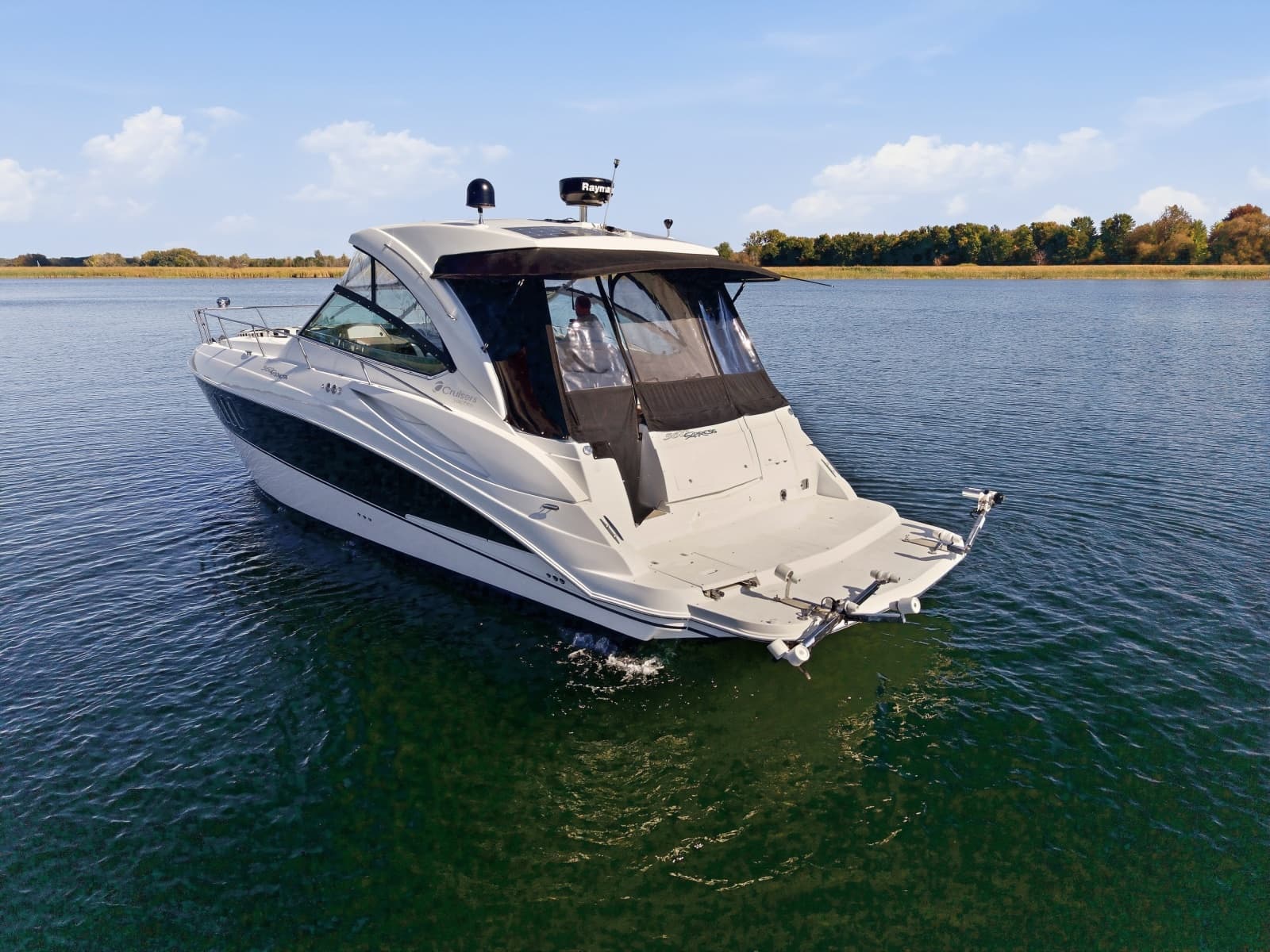 2010 Cruisers Yachts 360 Express