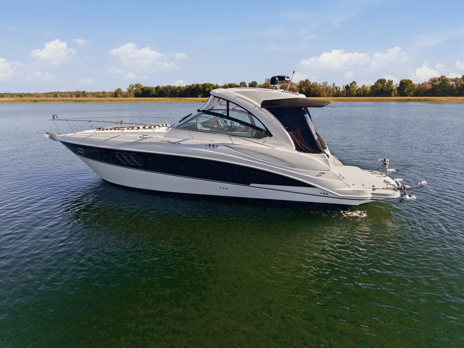 2010 Cruisers Yachts 360 Express