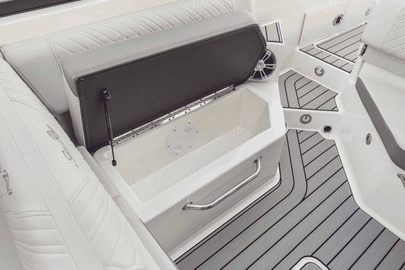 2025 Sea Ray SDX 270 Outboard