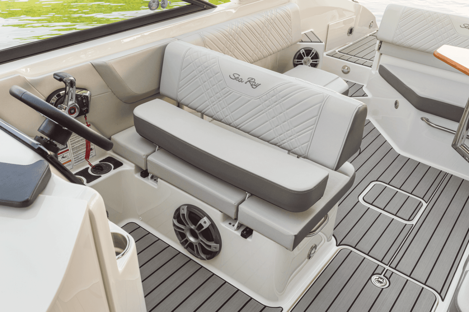 2025 Sea Ray SDX 270 Outboard