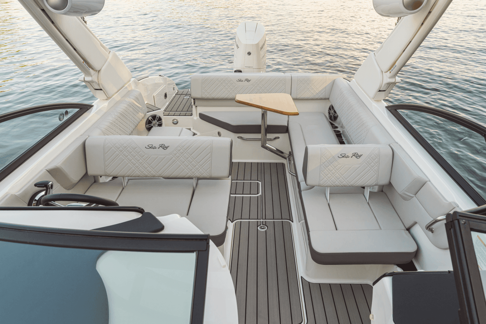 2025 Sea Ray SDX 270 Outboard