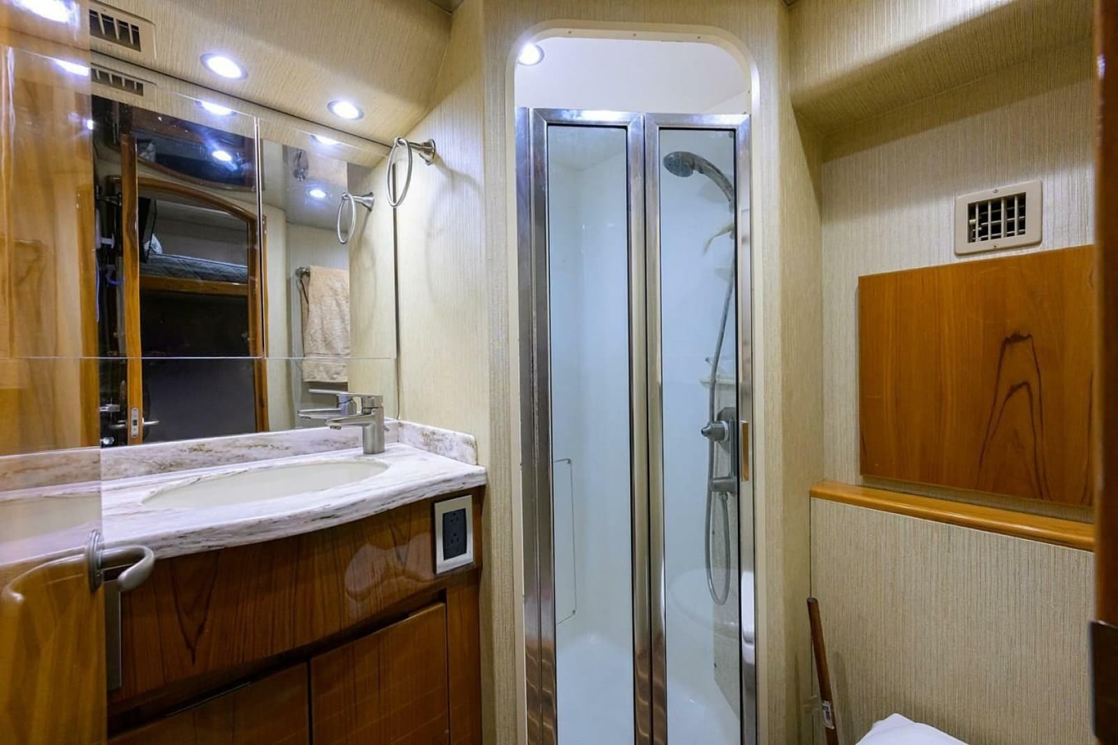 2013 Viking Enclosed Bridge SF 2013
