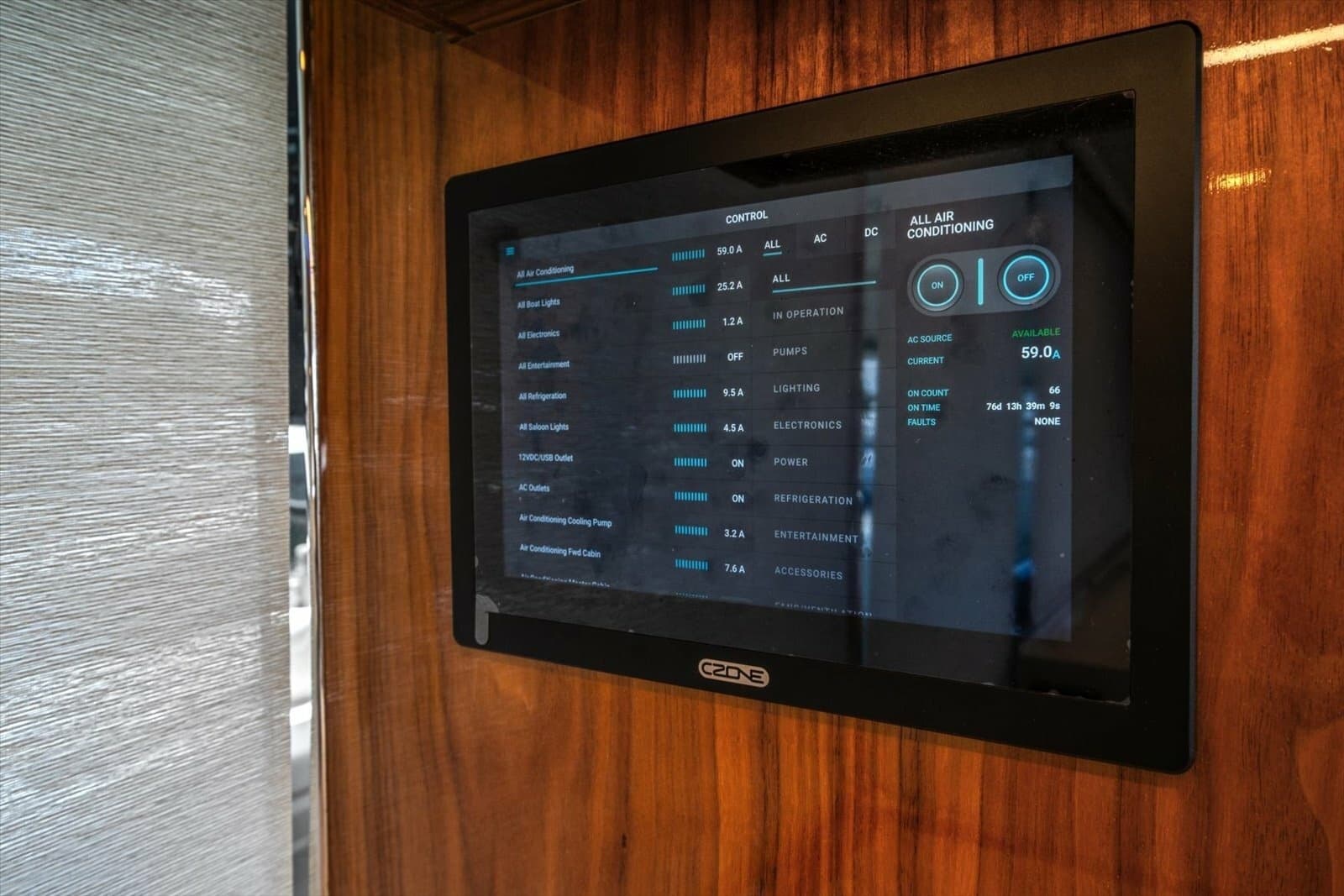 2023 Riviera 5400 Sport Yacht