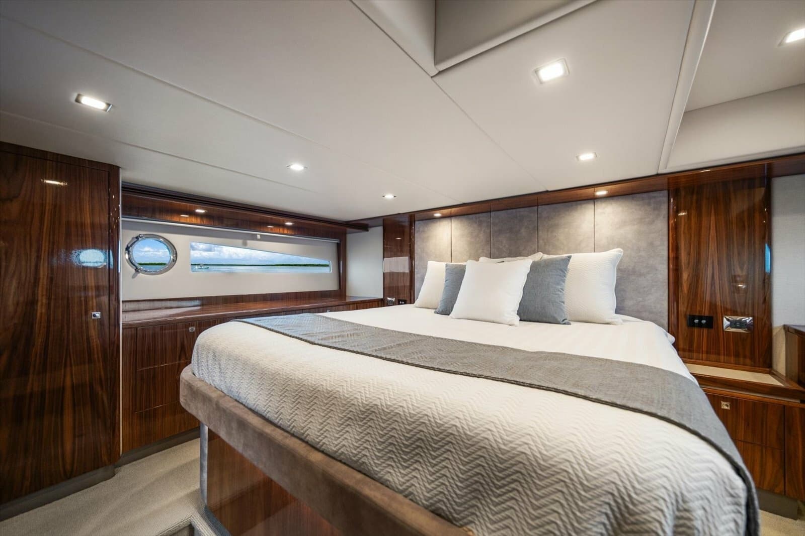 2023 Riviera 5400 Sport Yacht