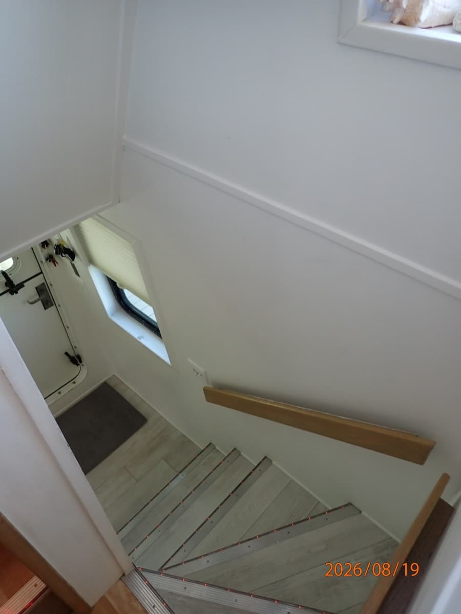 Steel Magnolia starboard companionway1